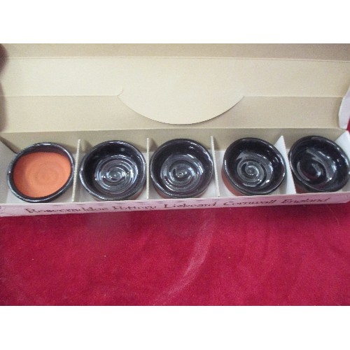 280 - TRADITIONAL BUTTER MOULD WITH FLOWER DESIGN AND FOUR INDIVIDUAL BUTTER PATS - BOXED