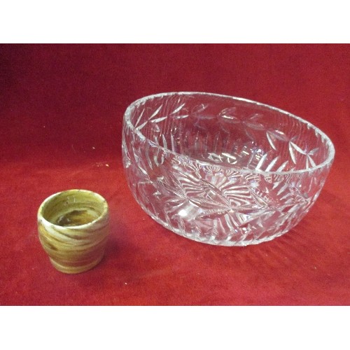 277 - HEAVY CRYSTAL FRUIT BOWL AND A GREEN GLASS VASE