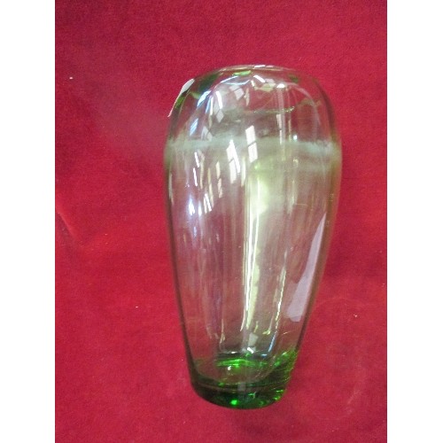 277 - HEAVY CRYSTAL FRUIT BOWL AND A GREEN GLASS VASE