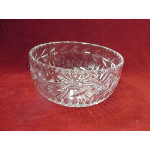 277 - HEAVY CRYSTAL FRUIT BOWL AND A GREEN GLASS VASE