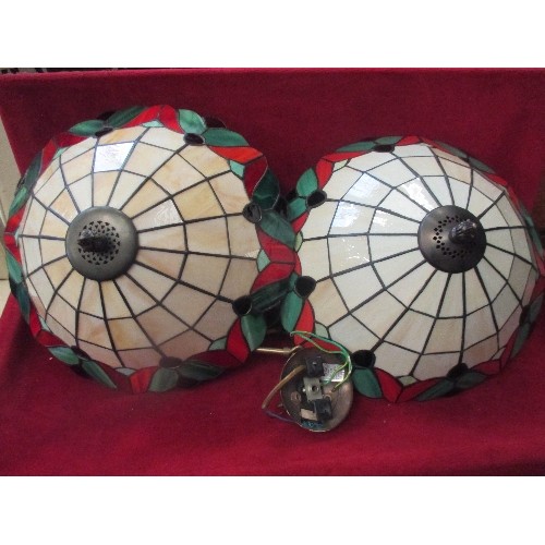 284 - PAIR OF TIFFANY STYLE PENDANT LIGHT FITTINGS , RED GREEN AND SAND COLOURED STAINED GLASS PANELS - DI... 