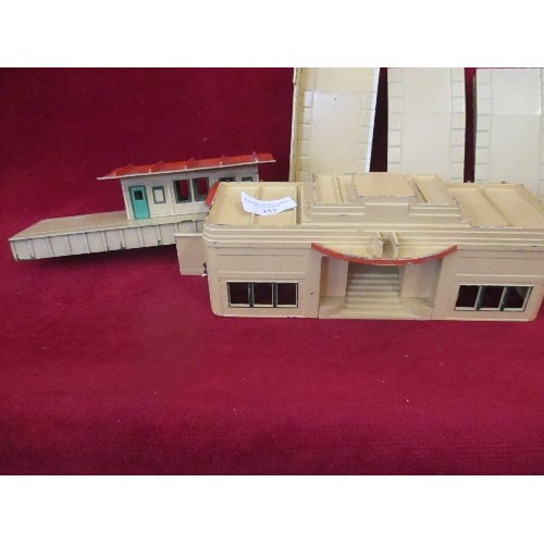 352 - HORNBY AND TRI-ANG INC VINTAGE METAL HORNBY DUBLO ART DECO RAILWAY STATION AND PLATFORM TOGETHER WIT... 