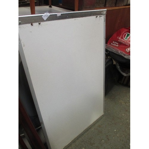 405 - LARGE WHITE BOARD. APPROX 93 X 61CM