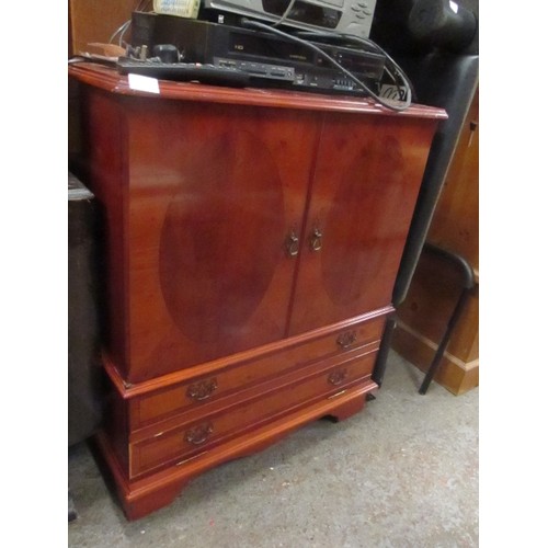 433 - GOOD QUALITY 20TH CENTURY REPRODUCTION YEW VENEERED TELEVISION CABINET WITH CONCERTINA DOORS AND FAU... 