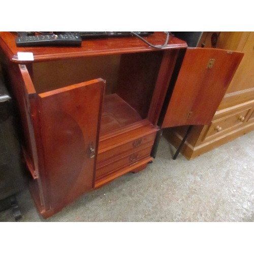 433 - GOOD QUALITY 20TH CENTURY REPRODUCTION YEW VENEERED TELEVISION CABINET WITH CONCERTINA DOORS AND FAU... 