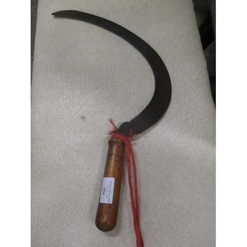 464 - AN ANTIQUE SICKLE WITH TURNED WOOD HANDLE, THE BLADE MARKED 