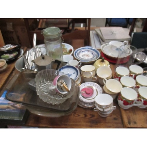 471 - MIXED LOT OF CHINA, GLASS AND KITCHENALIA INC 6 X STRAWBERRY MUGS, COALPORT HUNTING PLATE, SPODE 