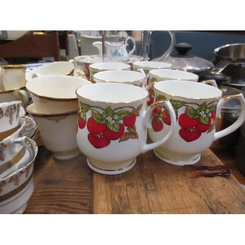 471 - MIXED LOT OF CHINA, GLASS AND KITCHENALIA INC 6 X STRAWBERRY MUGS, COALPORT HUNTING PLATE, SPODE 