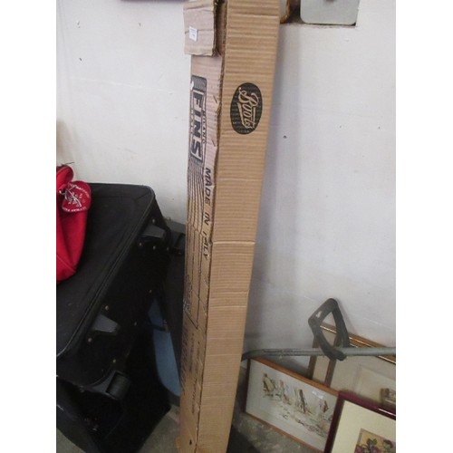 536 - PROJECTOR SCREEN IN BOX