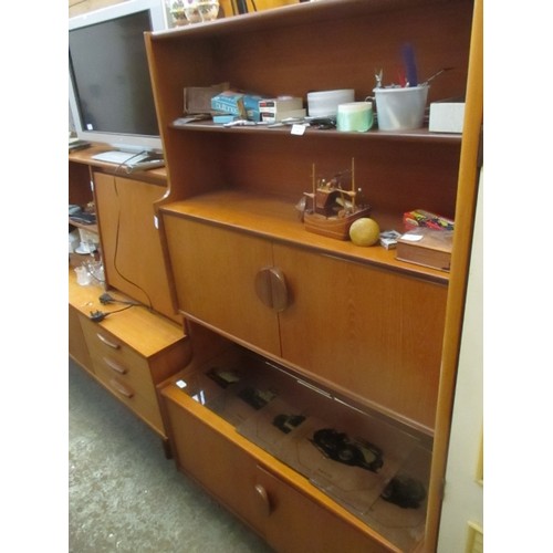 488 - MID CENTURY TEAK G PLAN STYLE SIDEBOARD WALL UNIT - 102CM X 45CM X 166CM. ONE HANDLE DETACHED BUT SU... 