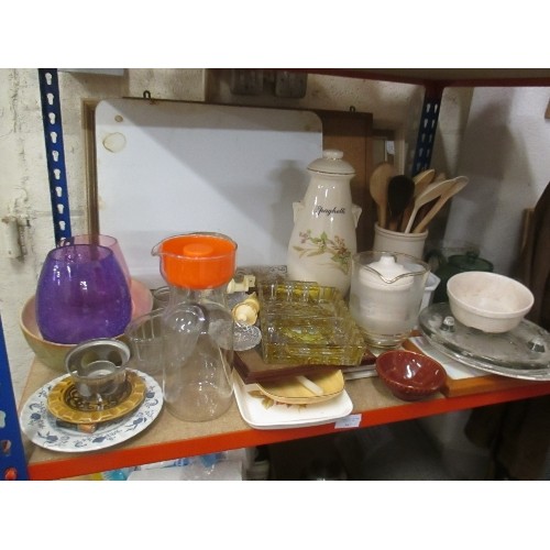 547 - SHELF OF CHINA AND GLASS INC SPAGHETTI JAR BY KLM STAFFS, PYREX JUG WITH ORANGE LID, TEAPOT, WOODEN ... 