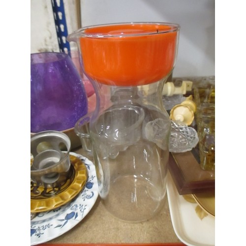 547 - SHELF OF CHINA AND GLASS INC SPAGHETTI JAR BY KLM STAFFS, PYREX JUG WITH ORANGE LID, TEAPOT, WOODEN ... 