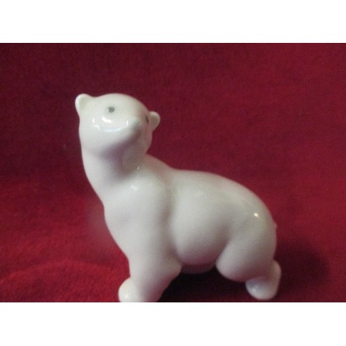 19 - NAO POLAR BEAR AND DUCK WITH CHIPPED BEAK