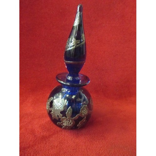 21 - A BEAUTIFUL COBALT BLUE GLASS SCENT BOTTLE OVERLAID WITH SILVER FLOWER DESIGN - 13CM