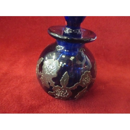 21 - A BEAUTIFUL COBALT BLUE GLASS SCENT BOTTLE OVERLAID WITH SILVER FLOWER DESIGN - 13CM