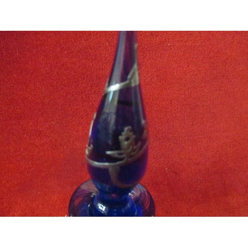 21 - A BEAUTIFUL COBALT BLUE GLASS SCENT BOTTLE OVERLAID WITH SILVER FLOWER DESIGN - 13CM