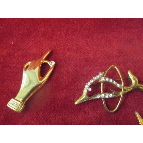 44 - 5 X GILT METAL BROOCHES INCUDING A HAND HOLDING A DIAMANTE, A BOW, A LEAPING DOLPHIN