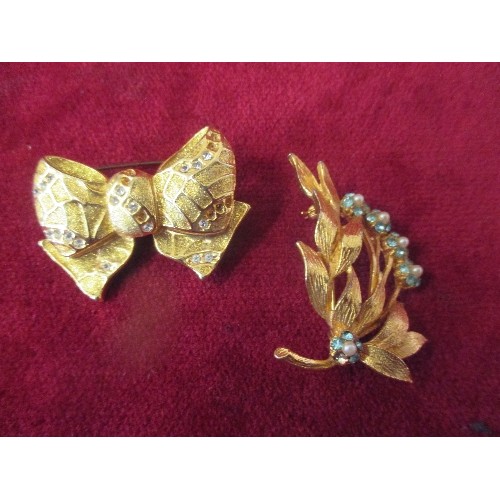 44 - 5 X GILT METAL BROOCHES INCUDING A HAND HOLDING A DIAMANTE, A BOW, A LEAPING DOLPHIN