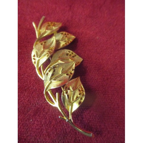 44 - 5 X GILT METAL BROOCHES INCUDING A HAND HOLDING A DIAMANTE, A BOW, A LEAPING DOLPHIN