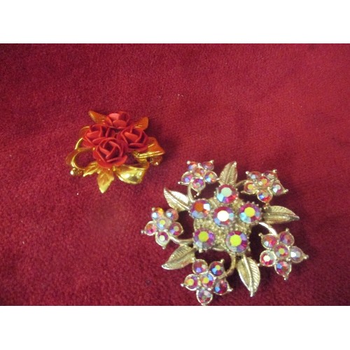 49 - COLLECTION OF RED ROSE AND GILT JEWELLERY INC A NECKLACE AND BROOCHES