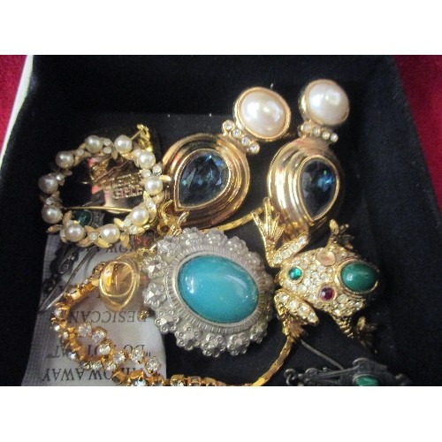 58 - GOOD COLLECTION OF COSTUME JEWELLERY IN A PANDORA BOX, INC FROG BROOCH, FAUX PEARL, EARRINGS, DELICA... 