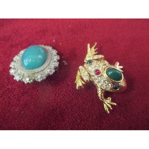 58 - GOOD COLLECTION OF COSTUME JEWELLERY IN A PANDORA BOX, INC FROG BROOCH, FAUX PEARL, EARRINGS, DELICA... 