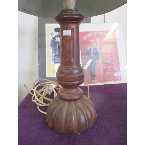 114 - VINTAGE TURNED BASE TABLE LAMP WITH GREEN SHADE.