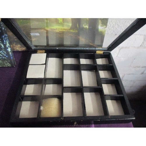 146 - SMALL HINGED DISPLAY BOX/FRAME. INNER COMPARTMENTS FOR BEADS/JEWELLERY ETC.