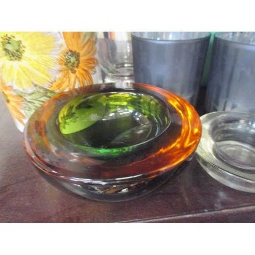 190 - CERAMIC/GLASS LOT. INCLUDES LOVELY HEAVY GLASS ASHTRAY IN AMBER AND GREEN