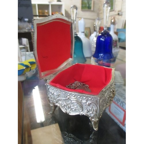 207 - SMALL JEWELLERY/TRNKET BOX WITH RED LINING.