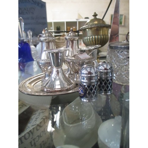 209 - COLLECTION OF SILVER PLATE ITEMS, ALSO A SMALL BRASS LIDDED POT/URN.