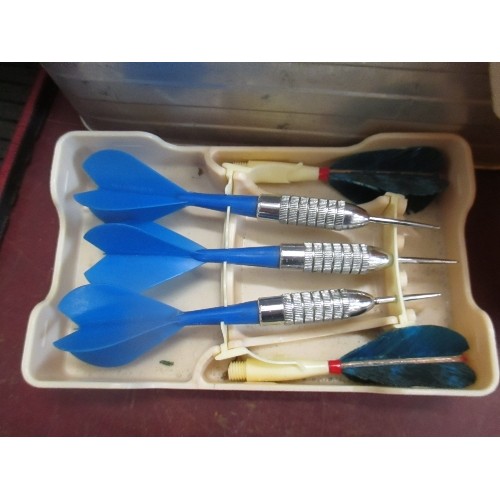 217 - VINTAGE SOLID BRASS DARTS, ALSO A FURTHER SET OF FEATHER DARTS IN A BAKELITE UNICORN DARTS BOX. IN V... 