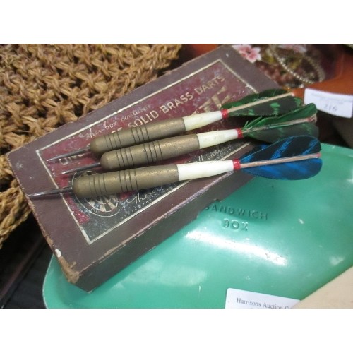 217 - VINTAGE SOLID BRASS DARTS, ALSO A FURTHER SET OF FEATHER DARTS IN A BAKELITE UNICORN DARTS BOX. IN V... 