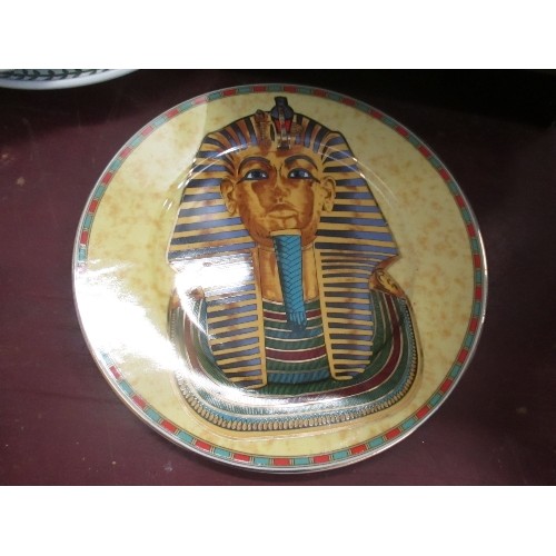 223 - EGYPTIAN LOT. TUTANKHAMON PLATES AND FIGURE.