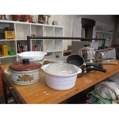 323 - SELECTION OF SAUCEPANS INC LARGE PAELLA PAN - 32CM, PYREX CASSEROLE DISH, RETRO ENAMEL PAN WITH FLOW... 