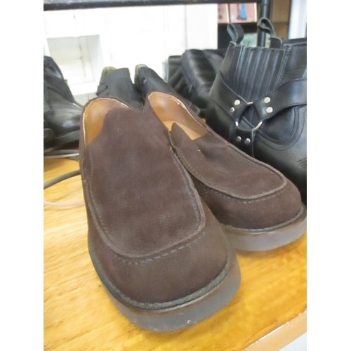 325 - 6 PAIRS OF GENTS SHOES, SIZE 8 / 8.5 INC CLARKES LEATHER BOOTS, 