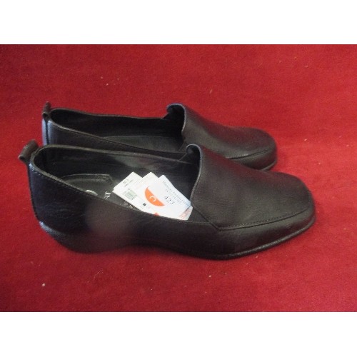 427 - LADIES BLACK LEATHER SHOES BY TLC - WIDE FIT - SIZE 5 - NEW WITH TAGS