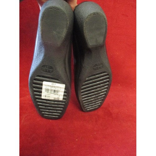 427 - LADIES BLACK LEATHER SHOES BY TLC - WIDE FIT - SIZE 5 - NEW WITH TAGS