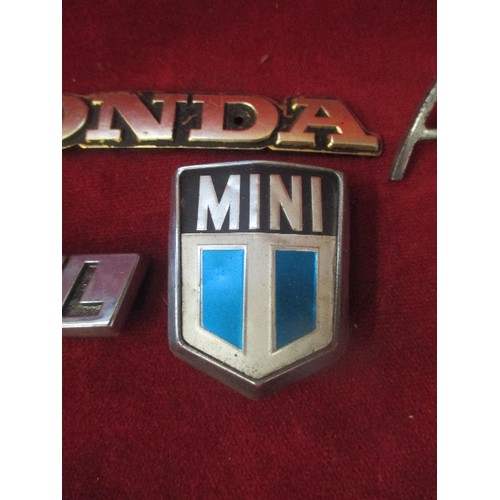 392 - 5 X VINTAGE CAR BADGES FOR MINI, AUSTIN (BY J FRAY LTD) , MINI (J FRAY LTD), FIAT 500L, HONDA