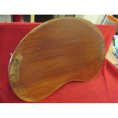 405 - EDWARDIAN MAHOGANY KIDNEY SHAPED TRAY WITH BRASS HANDLES AND SHELL INLAY