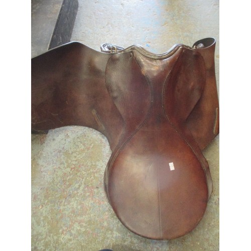 411 - EQUESTRIAN INTEREST - VINTAGE LEATHER SADDLE