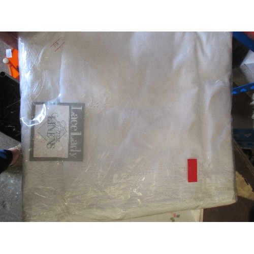 470 - NEW AND UNUSED HOUSEHOLD LINEN INC M&s DOUBLE DUVET COVER, ROSEBUD DESIGN, M&S EMBROIDERED RECTANGUL... 