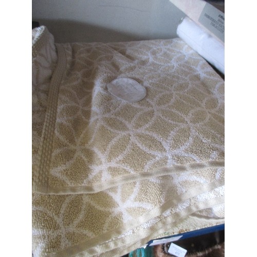 470 - NEW AND UNUSED HOUSEHOLD LINEN INC M&s DOUBLE DUVET COVER, ROSEBUD DESIGN, M&S EMBROIDERED RECTANGUL... 