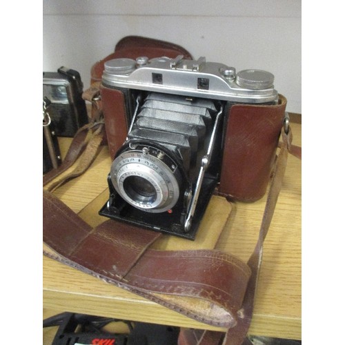 500 - 3 X VINTAGE CAMERAS INC AGFA SOLETTE IN LEATHER CASE, CORONET AND KODAK INSTAMATIC 233