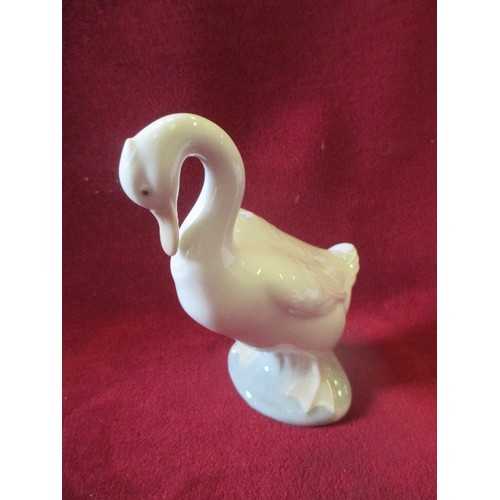 2 - TWO LLADRO NAO PORCELAIN GEESE - 15CM & 11CM