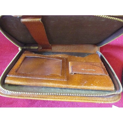 14 - ANTIQUE MINIATURE LEATHER PURSE, AN EARLY 20TH CENTURY PURSE WITH 