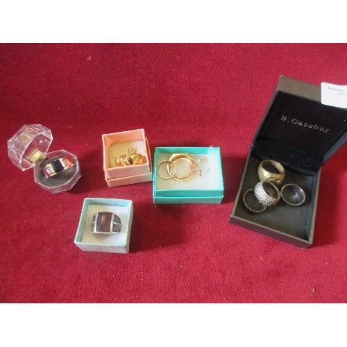 25 - COLLECTION OF LADIES AND GENTS COSTUME JEWELLERY RINGS INC A LARGE 925 SILVER RING WITH BLACK STONES... 