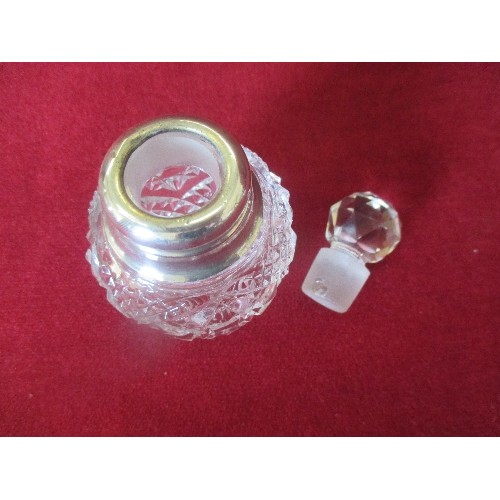 40 - EDWARDIAN CUT GLASS SCENT BOTTLE WITH SILVER COLLAR, LONDON 1909, HART & SONS