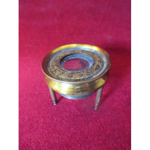 42 - 19TH CENTURY GILT BRASS JEWELLERS OR WATCHMAKER'S LOUPE ON A TRIPOD STAND - 4.5CM DIA