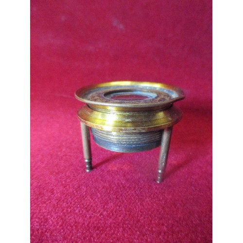 42 - 19TH CENTURY GILT BRASS JEWELLERS OR WATCHMAKER'S LOUPE ON A TRIPOD STAND - 4.5CM DIA